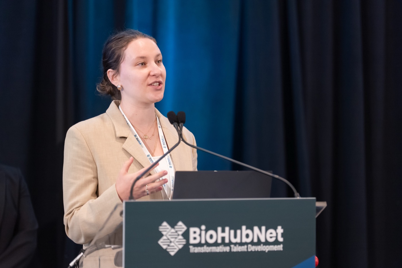 Presenter at the BioHubNet podium