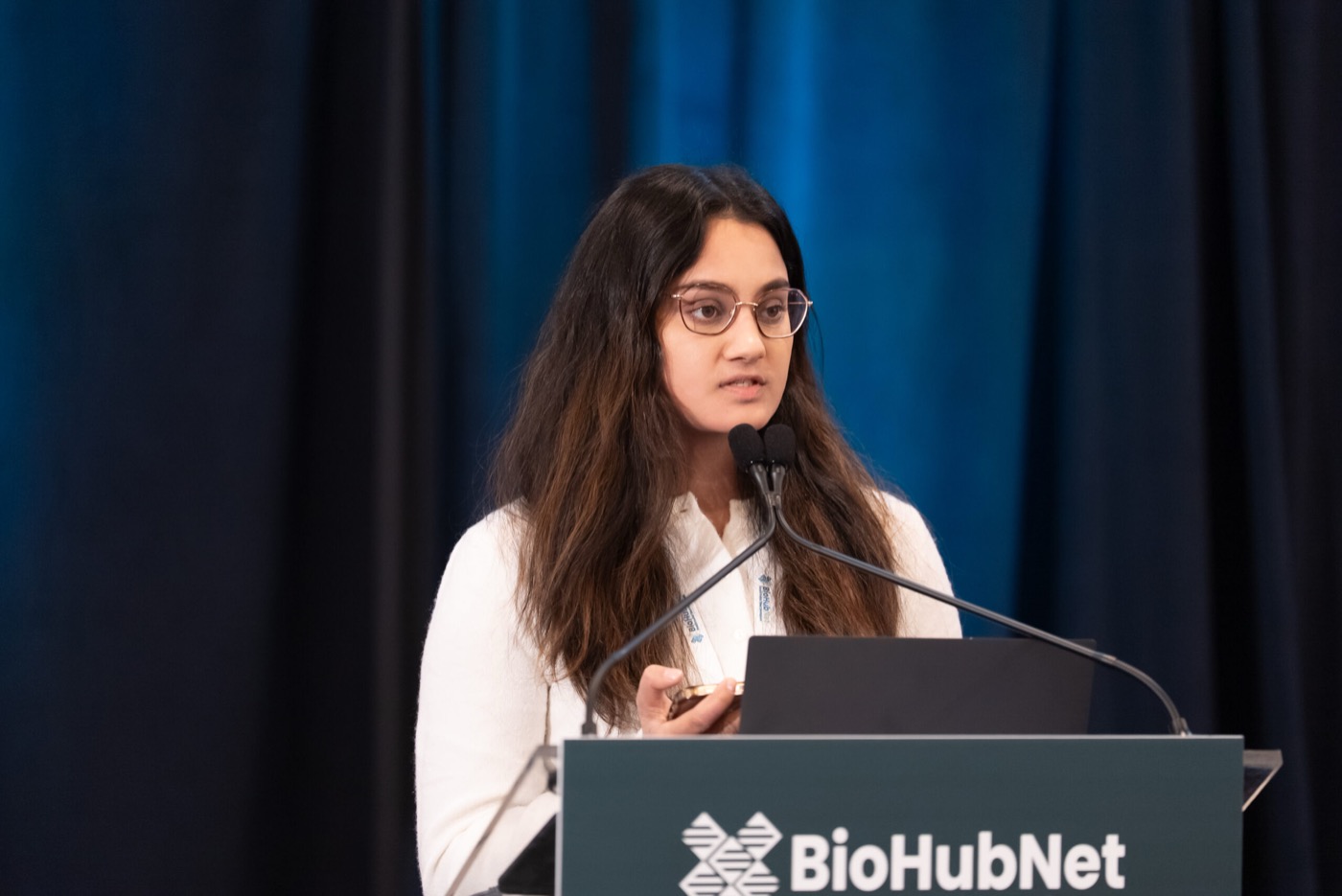 Trainee speaker at the BioHubNet podium